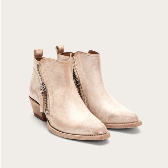 Frye Shoes - FRYE } Sacha Moto Short in White